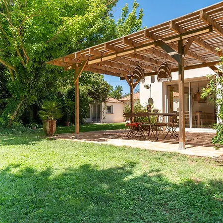 Petit Mas Typique Avec Piscine ! Holiday home